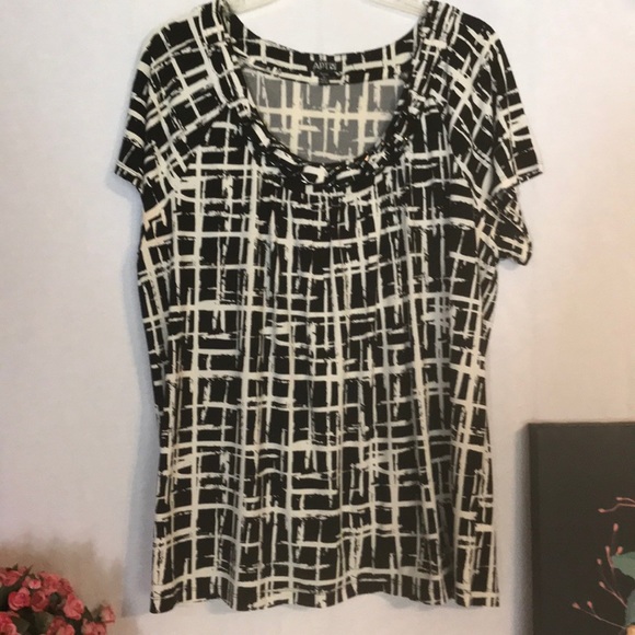 Geometric Pattern Top. Short Sleeve. - Picture 1 of 2